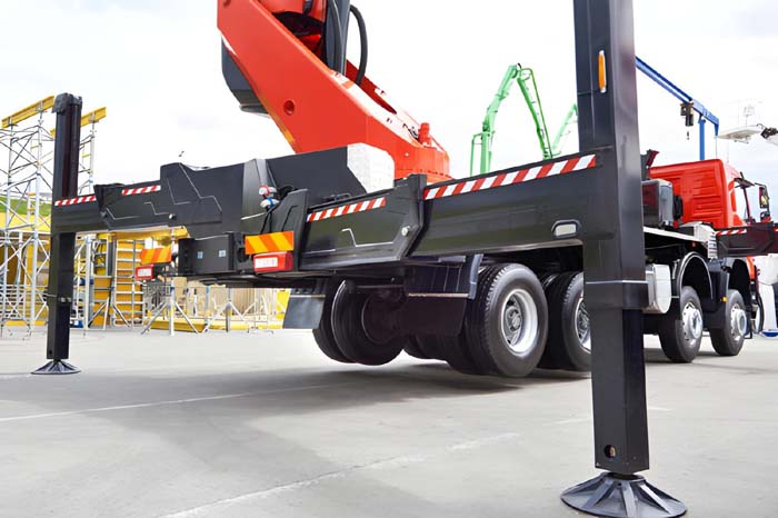 truck mounted crane in dubai
